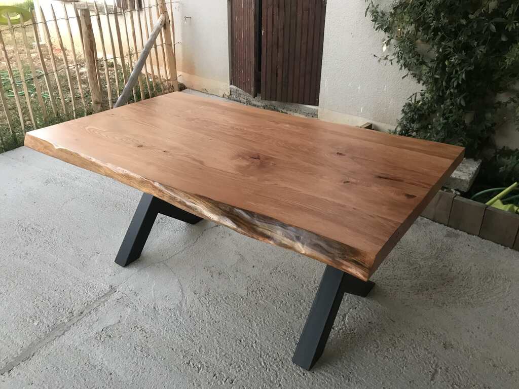 table à manger extérieure pied acier noir forme originale plateau cerisier massif Dordogne wood in style